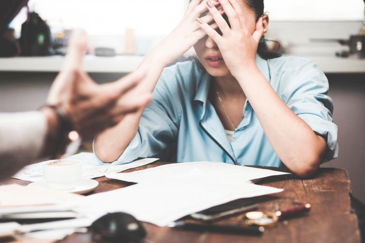 Compliance usa orientação para reduzir número de assédios contra mulheres