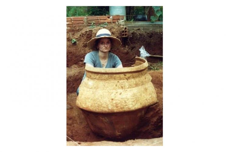 Do sonho de menina a quatro décadas de carreira no MUPA: a história da arqueóloga Cláudia Parellada Cláudia Inês Parellada, a arqueóloga que tem o Museu Paranaense como segunda casa