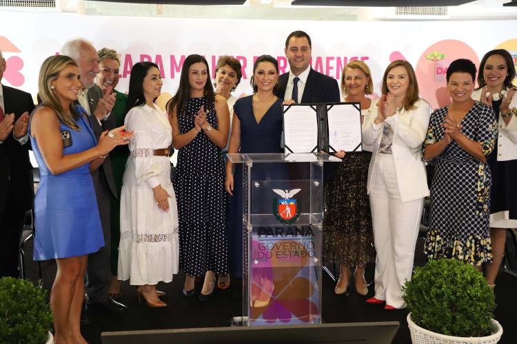 O governador Carlos Massa Ratinho Junior sancionou nesta terça-feira (21) a criação do Fundo Estadual dos Direitos da Mulher (FEDIM/PR).