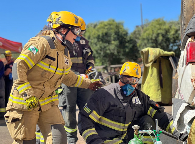 Bombeira do Paraná participa de curso de salvamento veicular em Goiás
