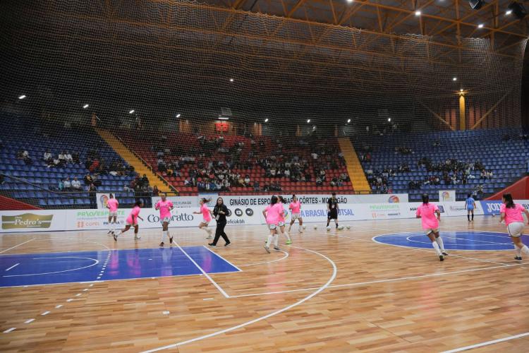 Equipes de futsal feminino de 14 estados disputam a Taça Brasil em Londrina