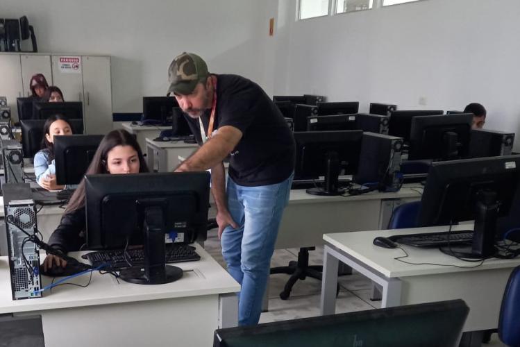 Oferecido gratuitamente pelo IAT em parceria com o Senac, curso de básico de Linguagem de Programação está animando os jovens de Matinhos