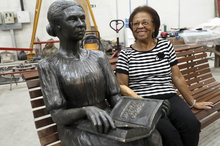 Escultura de Enedina Alves, a primeira mulher a se formar em Engenharia Civil na região Sul do país e a pioneira engenheira negra do Brasil.