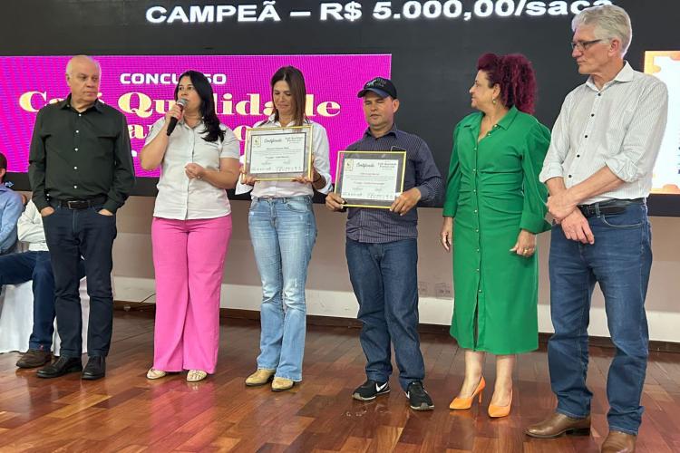 <p>O concurso <a href="https://www.cafequalidadeparana.com.br/" target="_blank" class="0" rel="nofollow">Café Qualidade Paraná<span class="0"><span class="element-invisible"> </span></span></a> anunciou nesta quinta-feira (30) os campeões em uma cerimônia em Mandaguari, na região Noroeste. Simone Schauer Maia, de Pinhalão, ficou em primeiro na categoria café natural, seguida por Regiane Miguel da Silva, de Curiúva, e Juliane Aparecida Nunes da Luz, também de Pinhalão. Na categoria cereja descascado, o