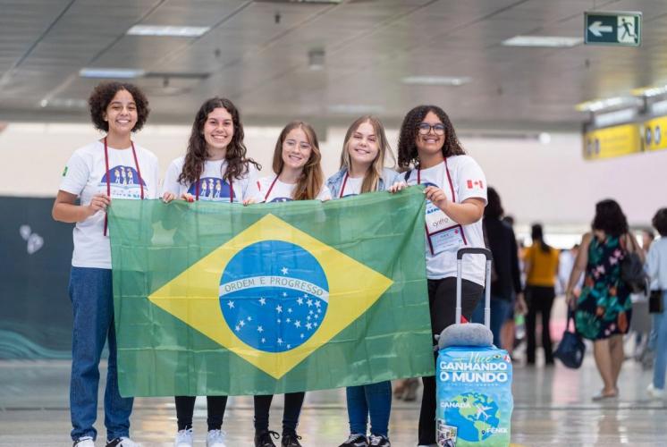 O programa da Secretaria da Educação (Seed-PR) já mandou 1.240 alunos da rede estadual a outros países, com 781 meninas explorando diferentes viagens, o que representa 62% do total.