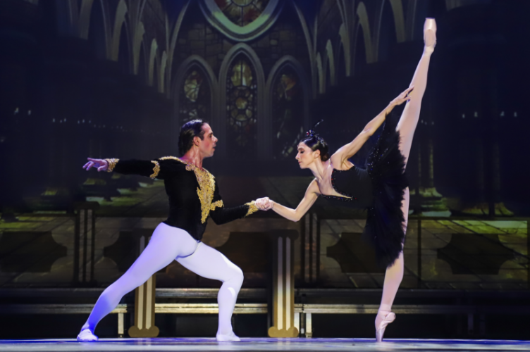 Apresentação de "O Lago dos Cisnes, de Tchaikovsky" para 2 mil crianças da rede municipal de ensino no Teatro Guaira - Curitiba, 17/04/2024