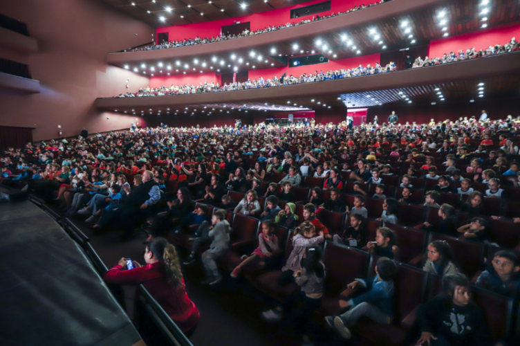 Apresentação de "O Lago dos Cisnes, de Tchaikovsky" para 2 mil crianças da rede municipal de ensino no Teatro Guaira - Curitiba, 17/04/2024