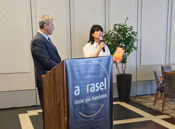 Assessoria de Direitos Humanos fortalece a luta contra a violência de gênero em Café de Negócios da Abrasel PR.