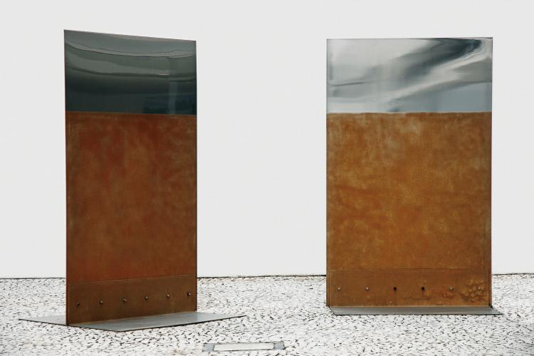 Pátio das Esculturas, no subsolo do Museu, para contemplar “Convergência de Horizontes”, de Amélia Toledo.