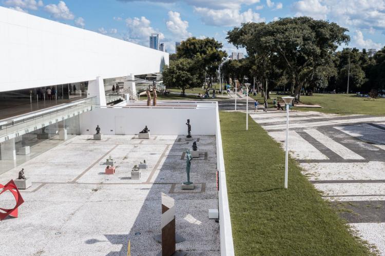 Pátio das Esculturas, no subsolo do Museu, para contemplar “Convergência de Horizontes”, de Amélia Toledo.