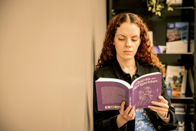 A parnanguara Vitória Mariano, estudante de Direito e estagiária da Procuradoria de Contencioso da Diretoria Jurídica da Portos do Paraná, acaba de lançar seu primeiro livro, “A Queda das Margaridas – Volume 1”, publicado pela Editora Viseu, de Maringá