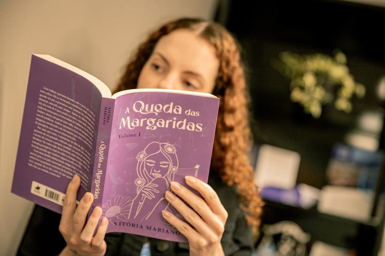 A parnanguara Vitória Mariano, estudante de Direito e estagiária da Procuradoria de Contencioso da Diretoria Jurídica da Portos do Paraná, acaba de lançar seu primeiro livro, “A Queda das Margaridas – Volume 1”, publicado pela Editora Viseu, de Maringá