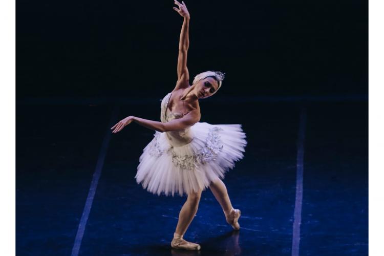 Guairão - "O Lago dos Cisnes" – A produção que comemora o aniversário de 331 anos da capital paranaense é da Curitiba Cia de Dança. O espetáculo contará com a participação especial de Ana Botafogo e dos convidados Cícero Gomes e Juliana Valadão, primeiros bailarinos do Theatro Municipal do Rio de Janeiro