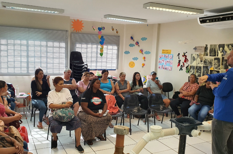 Alunas conseguem executar várias atividades nas tubulações de água e esgoto