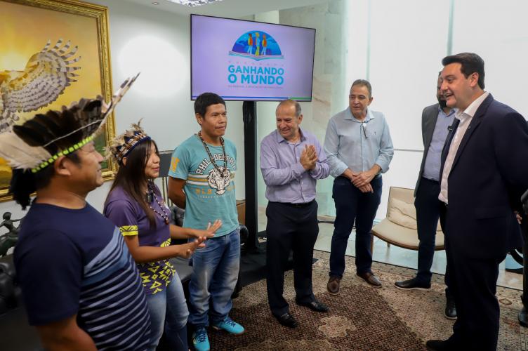 A aluna Larissa Takua Poty Ju Lopes, de 15 anos, será a primeira aluna indígena a participar do Ganhando o Mundo, programa de intercâmbio do Governo do Estado. A estudante da terra indígena Tekoha Añatete, de Diamante do Oeste, no Oeste do Estado, foi um dos alunos selecionados para passar um semestre letivo de 2025 em um país estrangeiro. Ela foi recebida nesta segunda-feira (10) pelo governador Carlos Massa Ratinho Junior no Palácio Iguaçu.