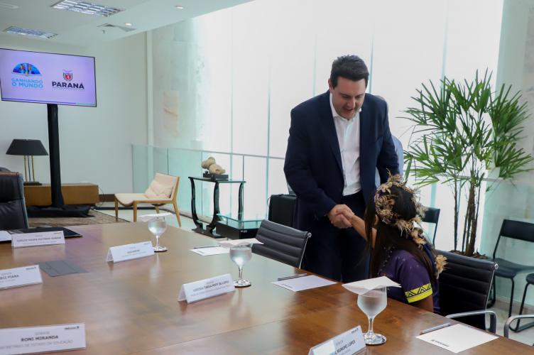 A aluna Larissa Takua Poty Ju Lopes, de 15 anos, será a primeira aluna indígena a participar do Ganhando o Mundo, programa de intercâmbio do Governo do Estado. A estudante da terra indígena Tekoha Añatete, de Diamante do Oeste, no Oeste do Estado, foi um dos alunos selecionados para passar um semestre letivo de 2025 em um país estrangeiro. Ela foi recebida nesta segunda-feira (10) pelo governador Carlos Massa Ratinho Junior no Palácio Iguaçu.