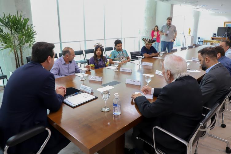 A aluna Larissa Takua Poty Ju Lopes, de 15 anos, será a primeira aluna indígena a participar do Ganhando o Mundo, programa de intercâmbio do Governo do Estado. A estudante da terra indígena Tekoha Añatete, de Diamante do Oeste, no Oeste do Estado, foi um dos alunos selecionados para passar um semestre letivo de 2025 em um país estrangeiro. Ela foi recebida nesta segunda-feira (10) pelo governador Carlos Massa Ratinho Junior no Palácio Iguaçu.