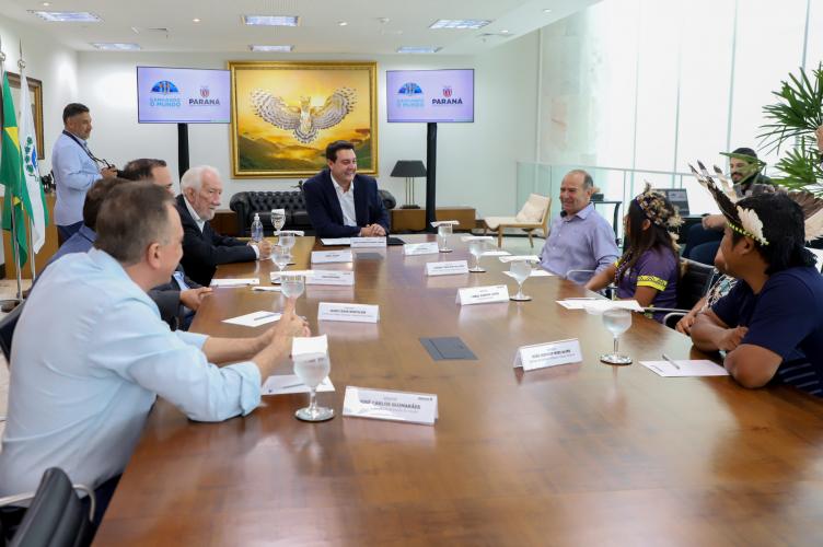 A aluna Larissa Takua Poty Ju Lopes, de 15 anos, será a primeira aluna indígena a participar do Ganhando o Mundo, programa de intercâmbio do Governo do Estado. A estudante da terra indígena Tekoha Añatete, de Diamante do Oeste, no Oeste do Estado, foi um dos alunos selecionados para passar um semestre letivo de 2025 em um país estrangeiro. Ela foi recebida nesta segunda-feira (10) pelo governador Carlos Massa Ratinho Junior no Palácio Iguaçu.