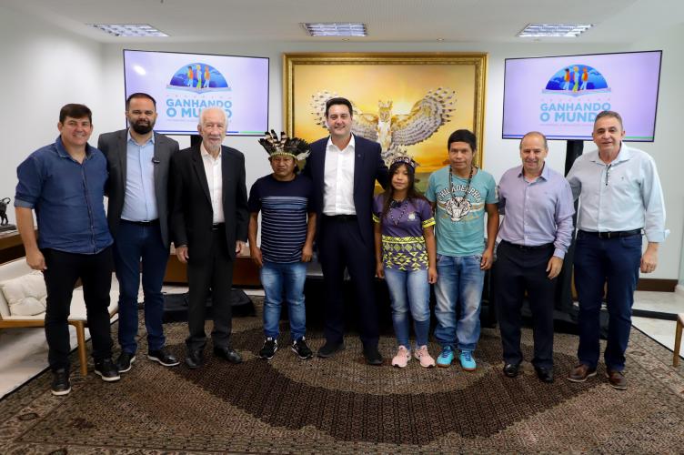 A aluna Larissa Takua Poty Ju Lopes, de 15 anos, será a primeira aluna indígena a participar do Ganhando o Mundo, programa de intercâmbio do Governo do Estado. A estudante da terra indígena Tekoha Añatete, de Diamante do Oeste, no Oeste do Estado, foi um dos alunos selecionados para passar um semestre letivo de 2025 em um país estrangeiro. Ela foi recebida nesta segunda-feira (10) pelo governador Carlos Massa Ratinho Junior no Palácio Iguaçu.