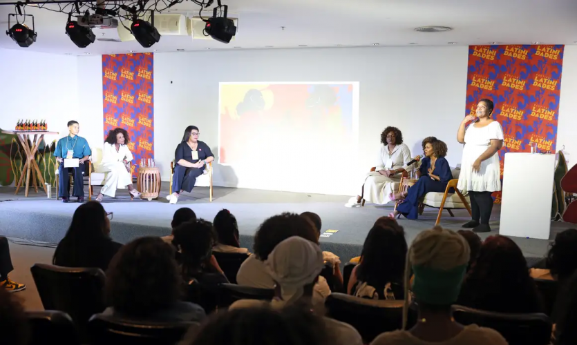 Jornalista Joyce Ribeiro (esquerda).