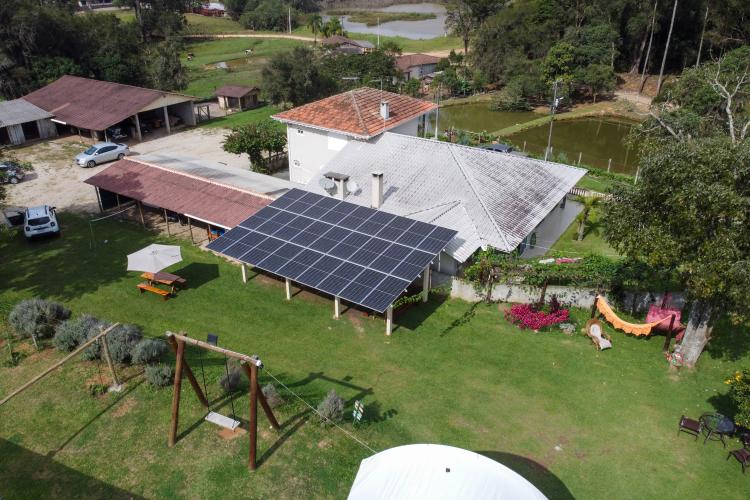 Characa Sao Miguel em Guajuvira no municipio de Araucaria que produz Morango com utilizacao de energia solar numa iniciativa do Renova Parana.