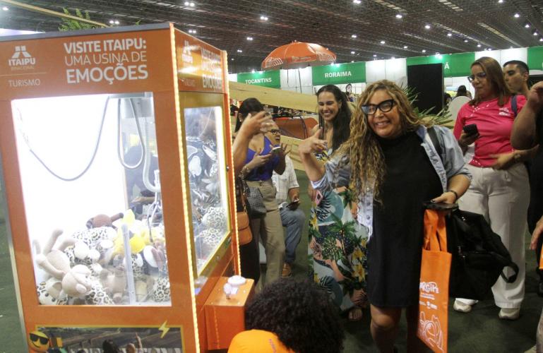 Mulher na maquina de pegar Bichinhos