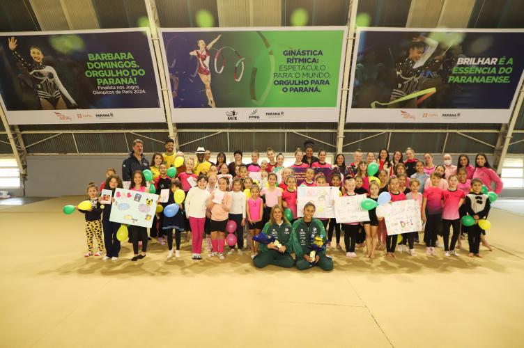 Na volta da Olimpíada, Barbara Domingos recebe carinho das crianças em treino