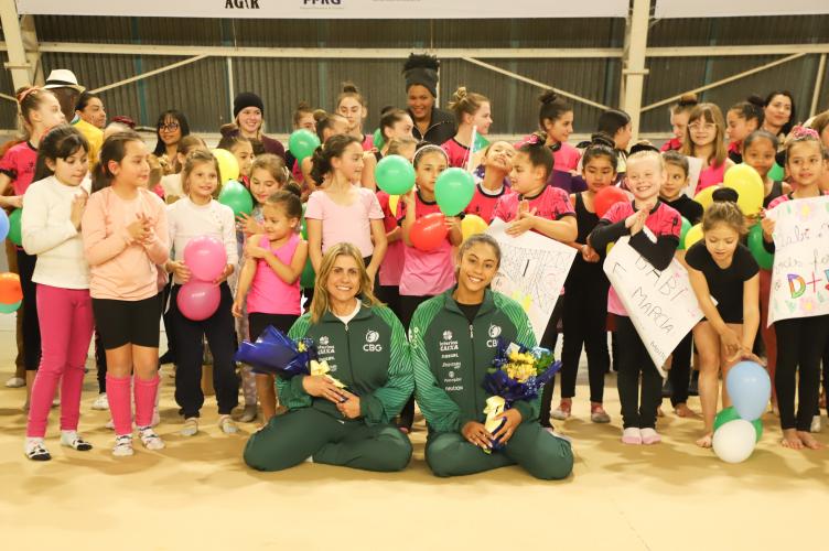 Na volta da Olimpíada, Barbara Domingos recebe carinho das crianças em treino