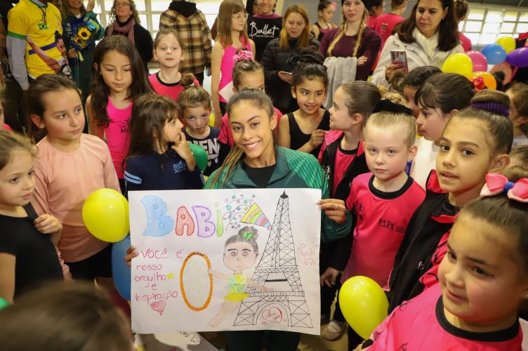 Na volta da Olimpíada, Barbara Domingos recebe carinho das crianças em treino