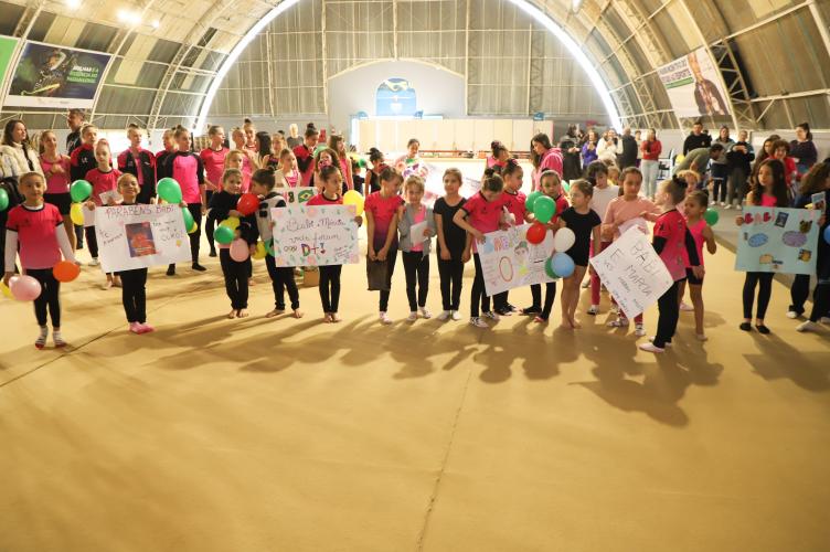 Na volta da Olimpíada, Barbara Domingos recebe carinho das crianças em treino