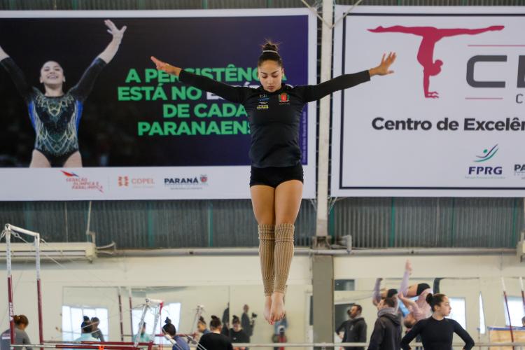 ginasta Julia Soares volta a treinar no Paraná