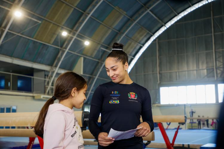 ginasta Julia Soares volta a treinar no Paraná