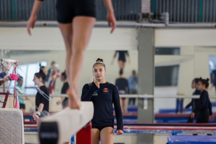 ginasta Julia Soares volta a treinar no Paraná