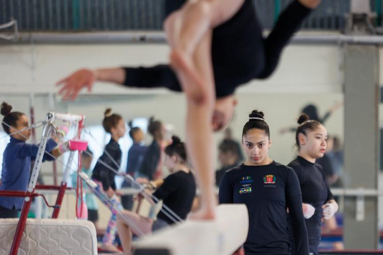 ginasta Julia Soares volta a treinar no Paraná