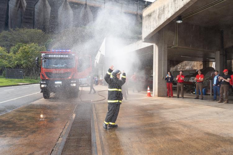 Bruna sendo Batizada para integrar o time