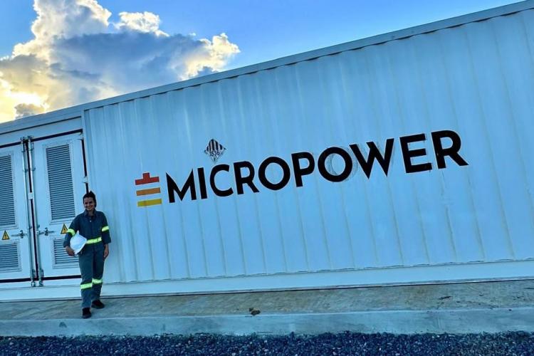 Patrícia Poloni Meneghetti, formada em Engenharia Elétrica e mestre pelo Programa de Pós-Graduação em Engenharia Elétrica e Computação (PGEEC) da Universidade Estadual do Oeste do Paraná (Unioeste), campus de Foz do Iguaçu, se tornou a primeira mulher no Brasil a ser certificada pela Tesla.