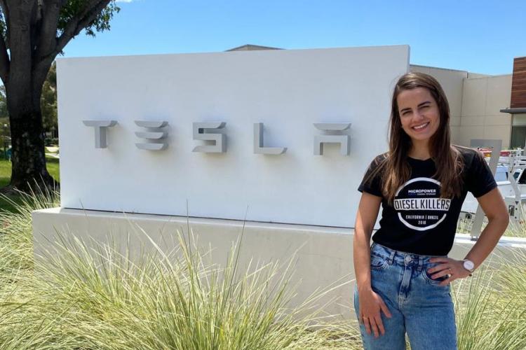 Patrícia Poloni Meneghetti, formada em Engenharia Elétrica e mestre pelo Programa de Pós-Graduação em Engenharia Elétrica e Computação (PGEEC) da Universidade Estadual do Oeste do Paraná (Unioeste), campus de Foz do Iguaçu, se tornou a primeira mulher no Brasil a ser certificada pela Tesla.