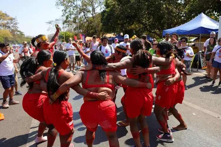 Indígenas fazem corrida de toras em defesa do cerrado