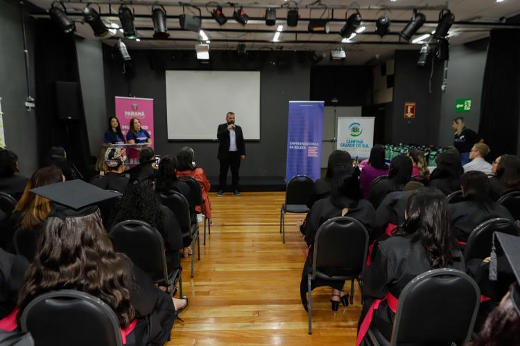 Mulheres de Campina Grande do Sul recebem diploma de Empreendedoras da Beleza