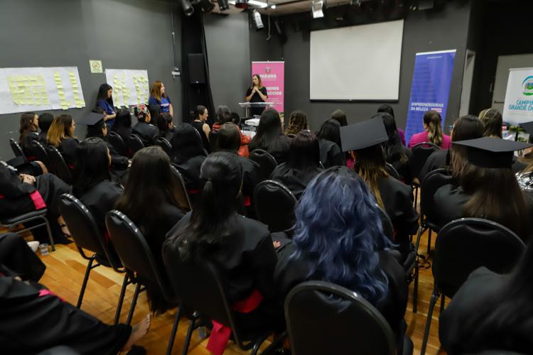 Mulheres de Campina Grande do Sul recebem diploma de Empreendedoras da Beleza