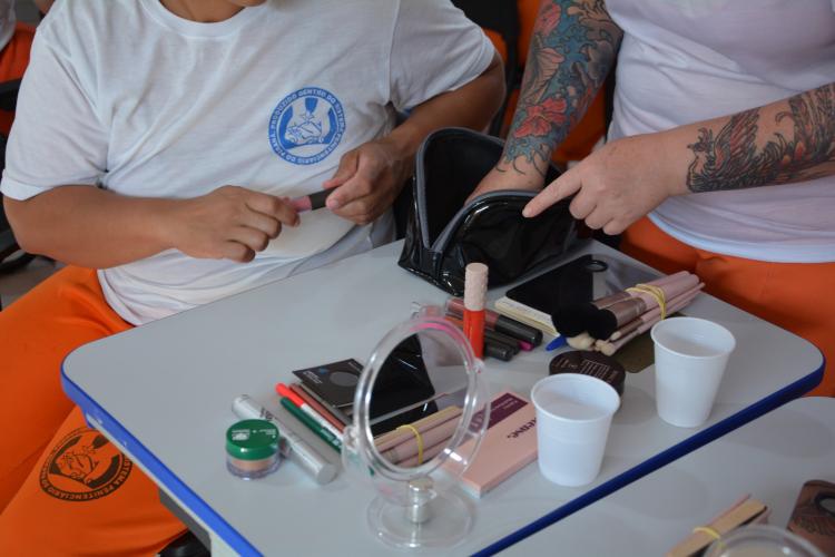 Reintegração: curso de maquiagem atende mulheres privadas de liberdade