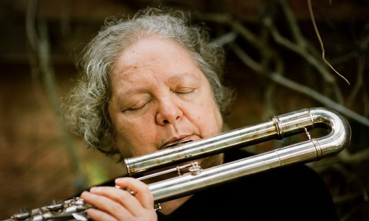 Na imagem Léa Freire