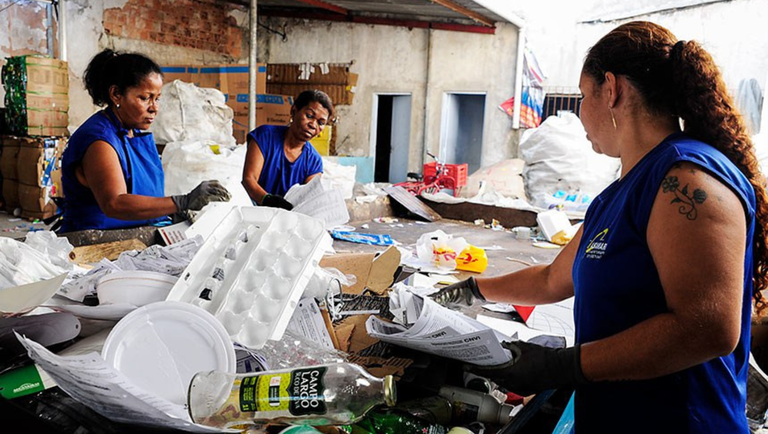 Catadoras de materiais recicláveis.