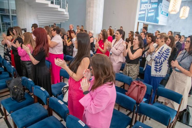 TJPR LANÇA REVISTA GRALHA AZUL ESPECIAL SOMENTE COM AUTORAS MULHERES