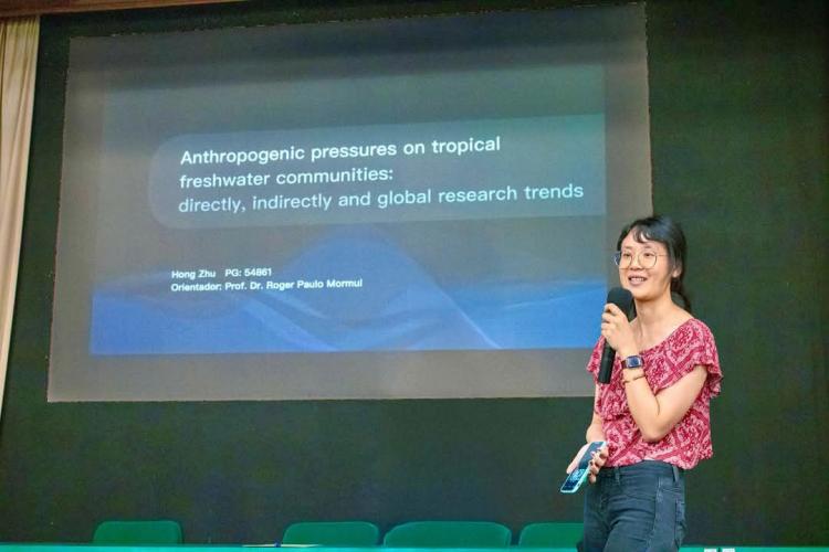 Hong Zhu, primeira doutora chinesa titulada pela UEM