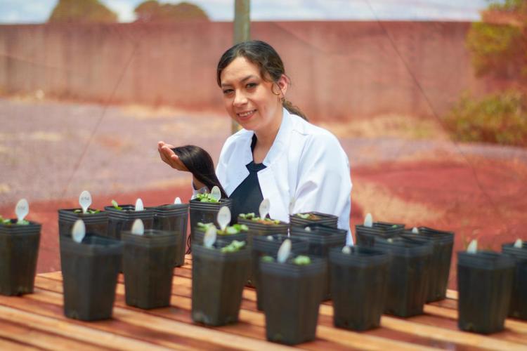 Na foto, Gabriela Martines Gimenes, cabeleireira há 13 anos.