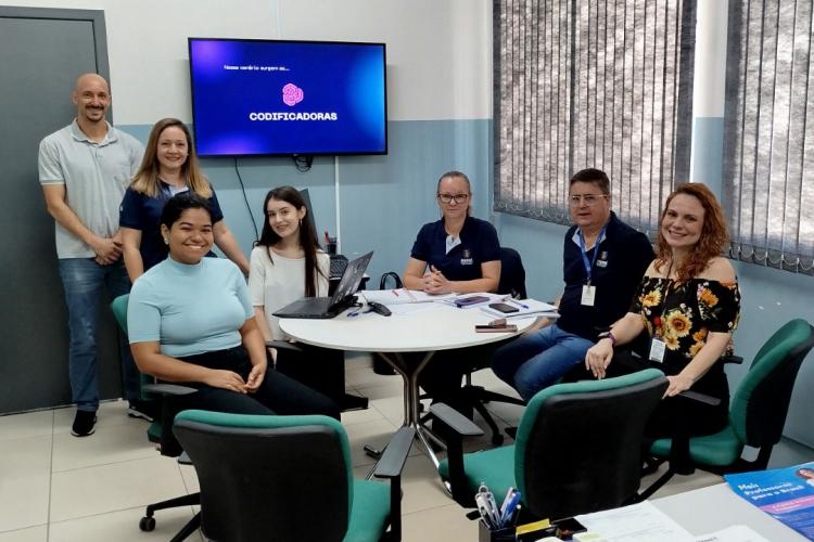 Projeto de universitária leva ensino de programação a mulheres da rede pública