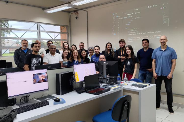 Projeto de universitária leva ensino de programação a mulheres da rede pública