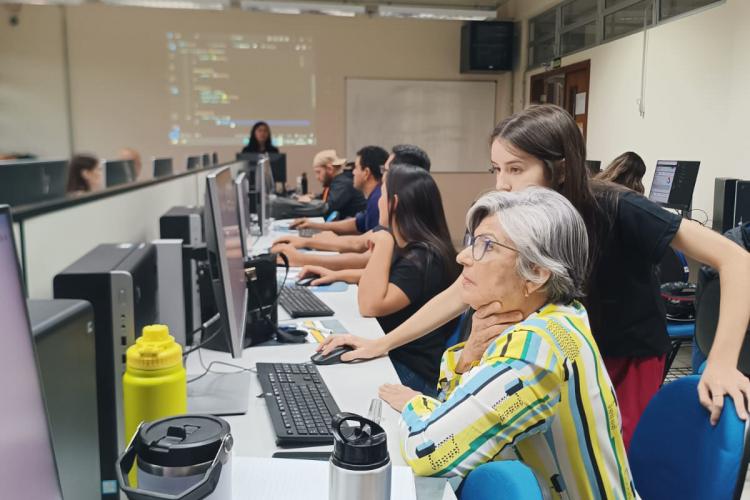 Projeto de universitária leva ensino de programação a mulheres da rede pública