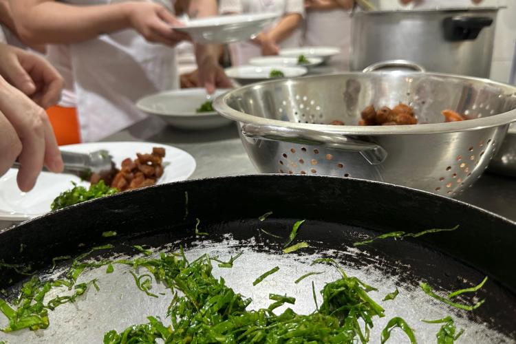 Custodiadas da Cadeia Pública Feminina de Londrina concluem curso de auxiliar de cozinha